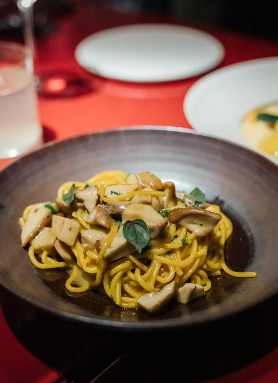 Teller Pasta mit Pilzen in einem Restaurant.